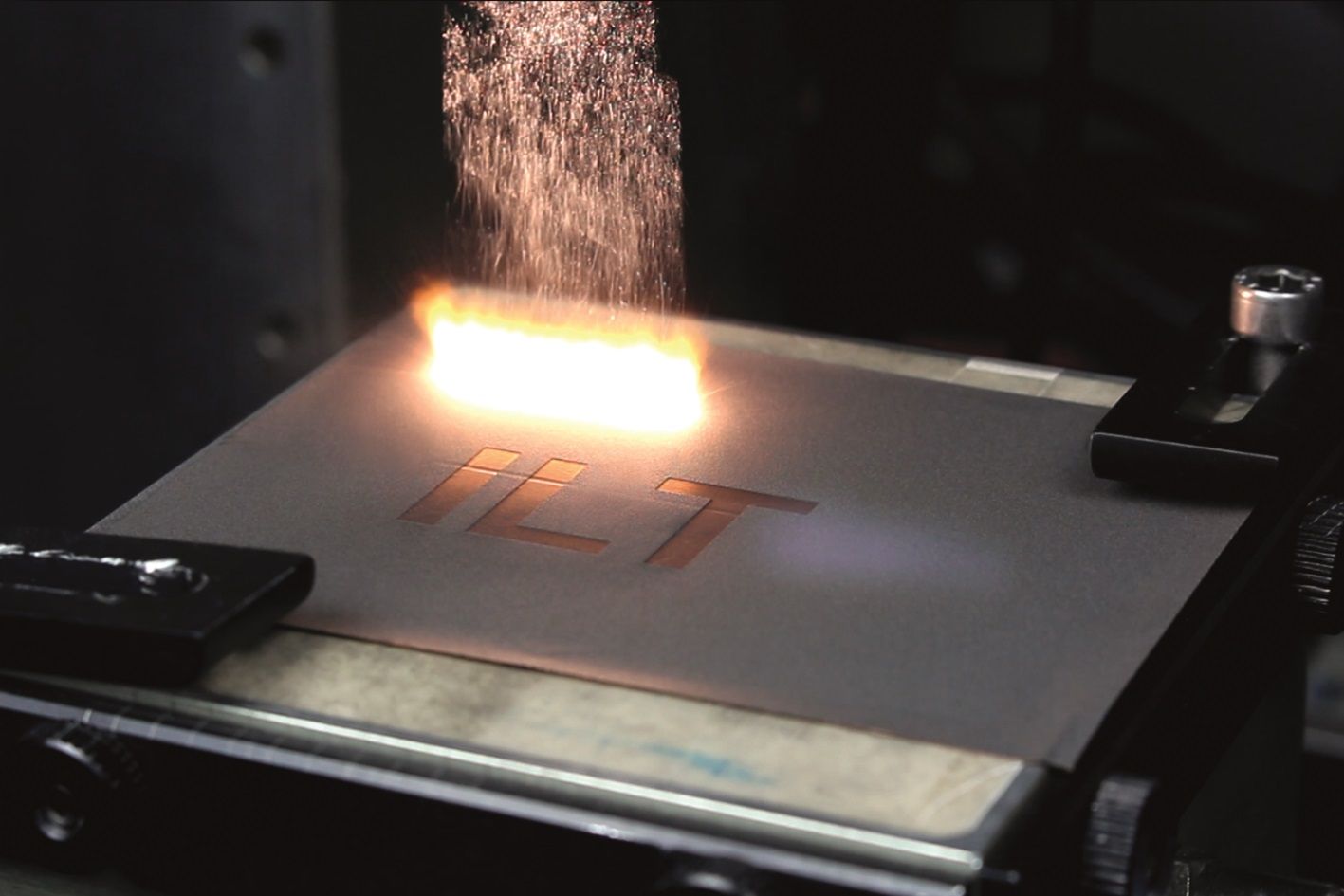 Schnell, schonend und zuverlässig: Mit einem maßgeschneiderten Prozess kann das Fraunhofer ILT mit einem leistungsfähigen UKP-Laser Anodenmaterial mit bis zu 1760 mm³/min von sehr dünnen Kupferfolien abtragen, um so Flächen für die elektrische Kontaktierung freizulegen. 