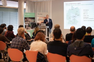 Andreas Tünnermann spricht einleitende Worte bei der Fraunhofer CAPS Summer School 2019.