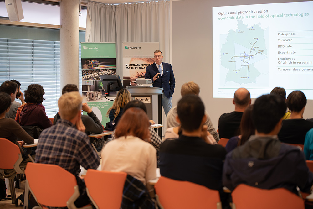 Andreas Tünnermann speaks introductory words on the Fraunhofer CAPS Summer School 2019.